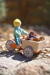Houten bakfiets met 2 flexibele poppen en een hondje