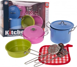 Gekleurde metalen potten en keukengerei