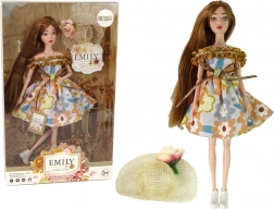 Pop Emily met herfsthoed en lange bruine haren