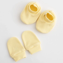 Babyset van katoen: slofjes en wantjes geel 0–6 maanden NEW BABY