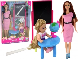 Lerares met leerling, schoolspeelset met bord en wereldbol