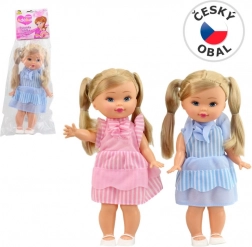 Pop met vlechtjes en bretels