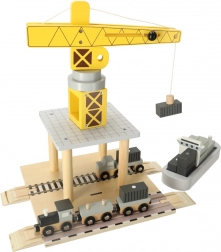 Houten kraan op de kade met boten en auto's