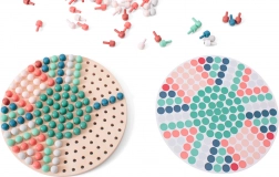 Houten mozaïek met pinnetjes en sjablonen