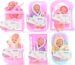 Baby met accessoires om mee te spelen