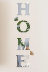 Gespiegelde wandstickers HOME – zilveren acryl 3D letters met hartjes