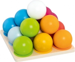 Houten bouwpiramide van kleurrijke balletjes