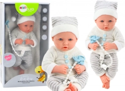 Levensechte babypop in wit-grijze outfit met muts en fopspeen