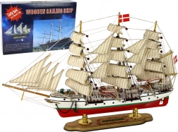 Houten verzamelmodel van zeilschip DANMARK op sokkel