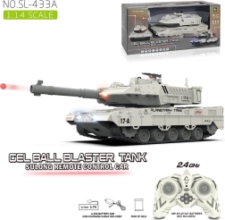 Op afstand bestuurbare witte tank die gelballetjes afvuurt