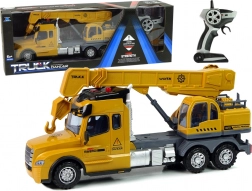 Op afstand bestuurbare gele vrachtwagen met kraan en geluiden