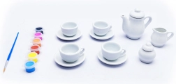 creatieve set voor het schilderen van een theeservies