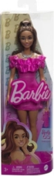 Barbie model in roze jurk met ruches