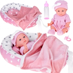 Stoffen babypop met roze nestje en accessoires