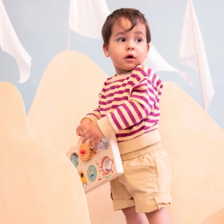 Houten paneel met activiteiten avontuur onderweg