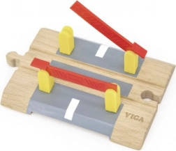 Houten spoorwegovergang met slagbomen op batterijen