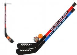 Set van hockeysticks voor veldhockey met een floorbalbal en puck