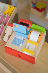 Houten kinderkassa voor winkeltje met scanner