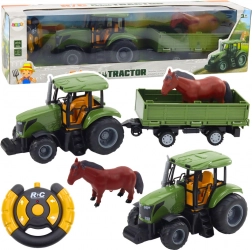 Groene tractor met aanhanger en paard met afstandsbediening