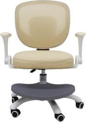 Beige draaibare kinderstoel voor een bureau met verstelbare voetensteun
