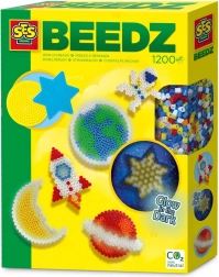 Creatieve set strijkkralen – ruimte die in het donker oplicht