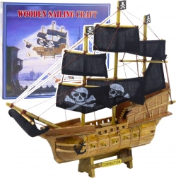 Decoratief verzamelmodel van een piratenschip met zwarte zeilen 33x29cm