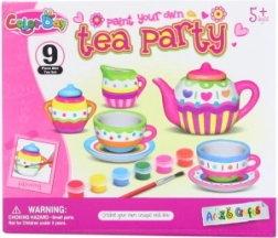 Schilderen van een keramische theeset voor kinderen
