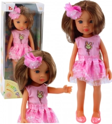 Pop in roze jurk met lang bruin haar en bloemenclip