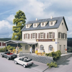 Piko Hobby landelijk etablissement Koruna H0 bouwpakket