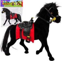 Fluwelen figuur van een zwart paard met rood zadeldek en zadel