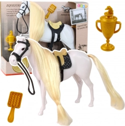 Paard met lange manen en witte accessoires