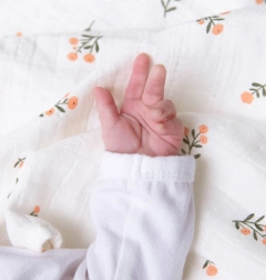 Mousseline luiers met bloemenmotief A Little Lovely Company