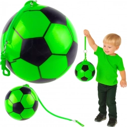 Rubberen voetbal met groen design en bevestigingsoog voor elastisch koord 22 cm