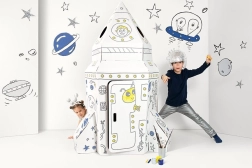 Grote kartonnen ruimteraket