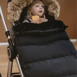 Wintervoetenzak voor kinderwagen en slee met bontkap – zwart