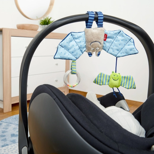 Praktisch op te hangen aan kinderwagen, autostoeltje en wieg