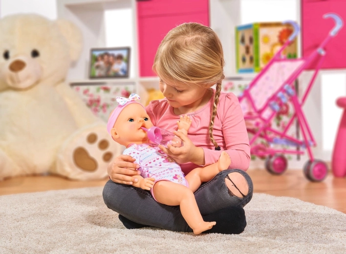 Drinkt en plast als een echte baby