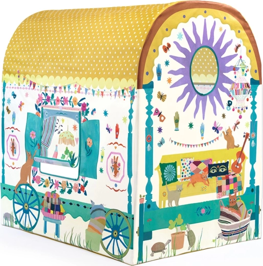 Openende ramen en ingang met gordijnen