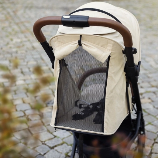 Verlengbare kap en ventilatie voor zomerse dagen
