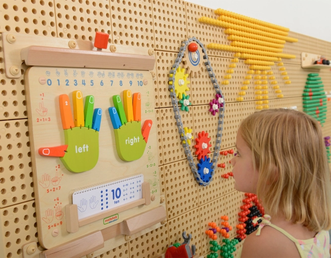 Onderdeel van een flexibele educatieve wand