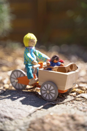 Houten bakfiets met 2 flexibele poppen en een hondje