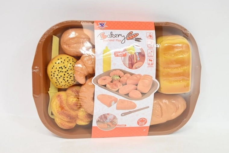 Keukenset met broodjes op dienblad