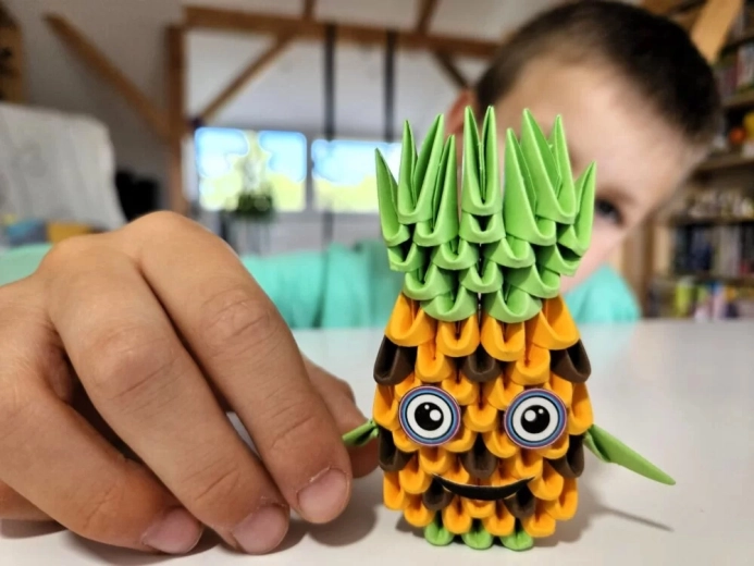 Vrolijke decoratie in de vorm van een ananas