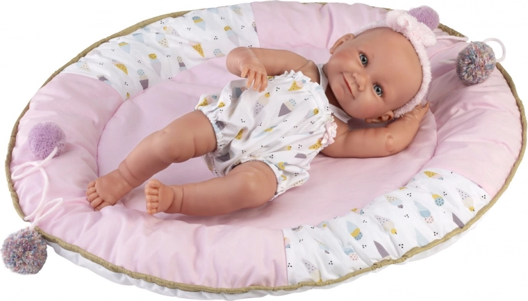 Realistisch uitgewerkte babypop