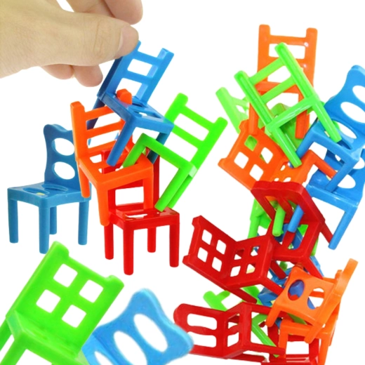 Spannend stapelen van een toren van stoelen