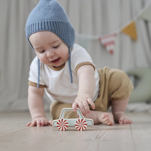 Houten autootje voor de eerste bewegingsspelletjes