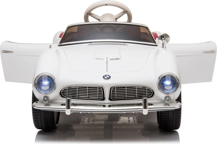 Openende deuren en gedetailleerd interieur