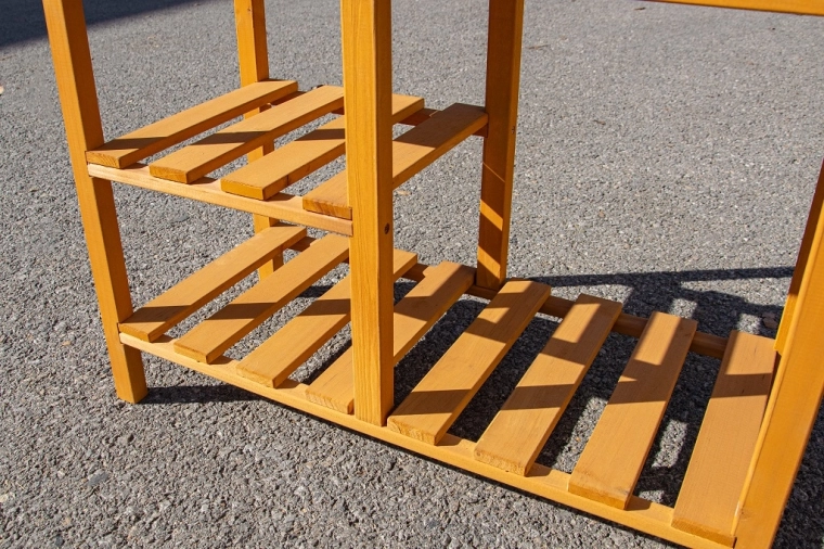 Ruime open planken en haakjes