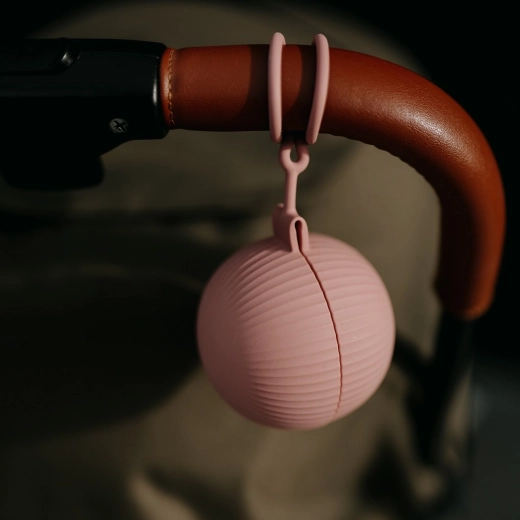 Eenvoudig vast te maken aan kinderwagen of tas