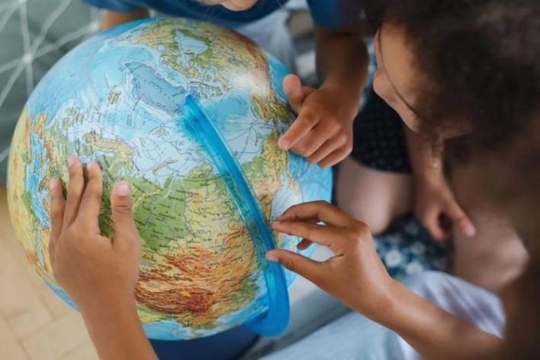 3D-reliëf en gedetailleerde Tsjechische aanduidingen
